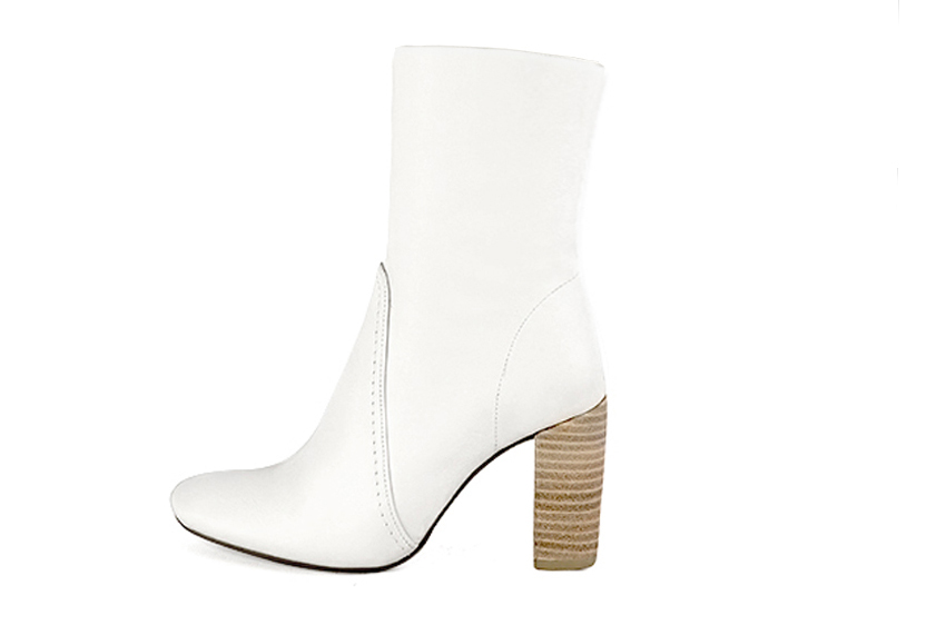 French elegance and refinement for these off white dress booties, with a zip on the inside, 
                available in many subtle leather and colour combinations. You can personalise it or not, from your "Favourites" page with your own materials and colours.
This charming ankle boot fits well and can replace a pump.
It closes with a zip on the inside.
  
                Matching clutches for parties, ceremonies and weddings.   
                You can customize these zip ankle boots to perfectly match your tastes or needs, and have a unique model.  
                Choice of leathers, colours, knots and heels. 
                Wide range of materials and shades carefully chosen.  
                Rich collection of flat, low, mid and high heels.  
                Small and large shoe sizes - Florence KOOIJMAN